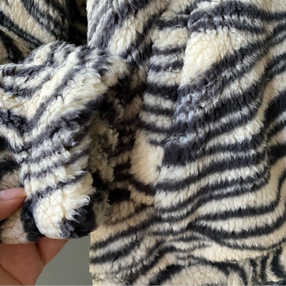 Billabong girls off-track fluffy zebra grafton buttons faux fur jacket size L/12 - Picture 2 of 7